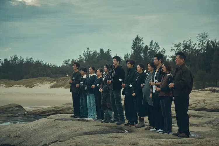 大家齊聚在金門海邊，一起向敬重的長輩道別。Hami Video提供