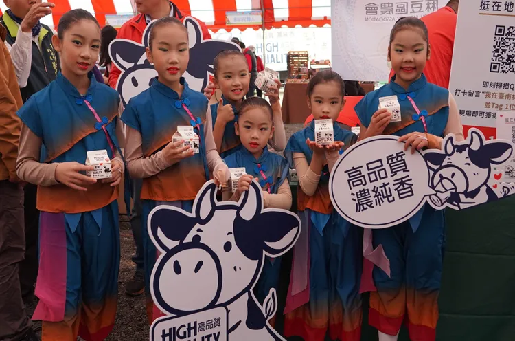 現場500瓶林鳳營鮮乳不到2小時全熱情贈送完畢。業者提供