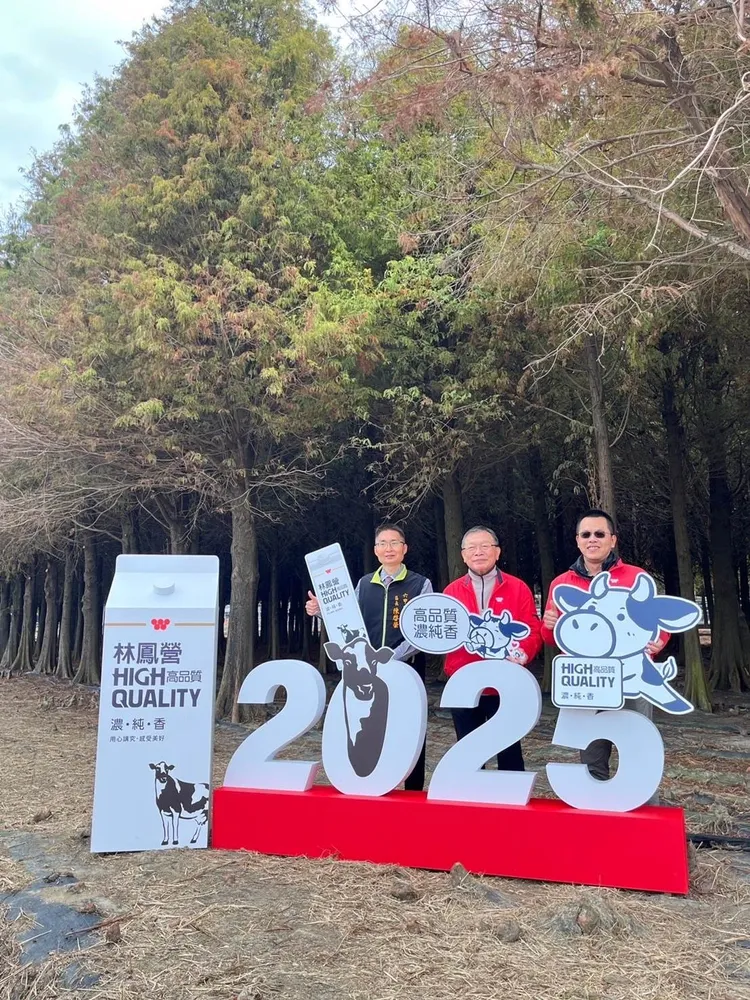 六甲區長陳啟泰與味全董事長陳宏裕、總經理黃國禎合影。業者提供