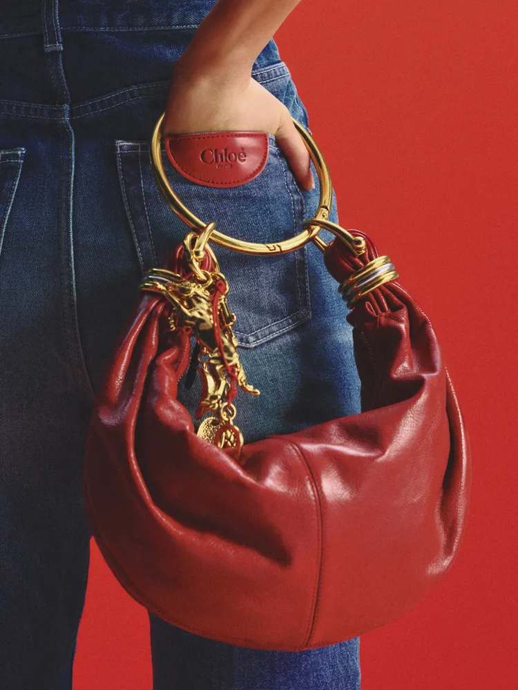 牛仔褲背後口袋皮標染上喜慶紅色調。品牌提供