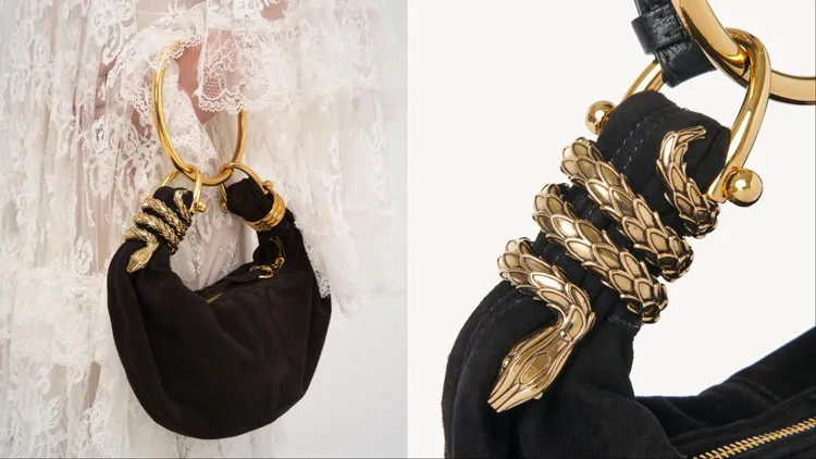 Chloé Bracelet黑色麂皮蛇型手環包配有金蛇裝飾。品牌提供