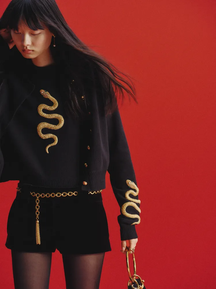 服裝上的立體金蛇打造吸睛貴氣的視覺效果。品牌提供