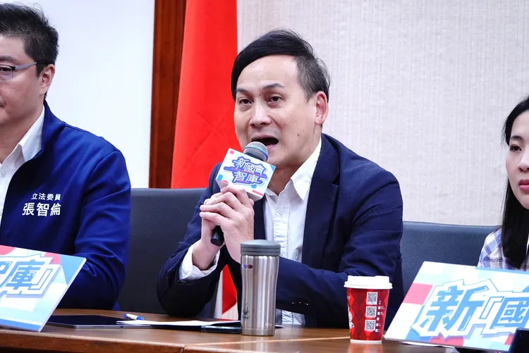 國民黨立委葉元之在立法院審查外交國防機密預算時，還在開直播。資料照片