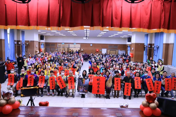 現場看表演，還可以領物資與紅包，長輩們感受到關懷很開心。公所提供