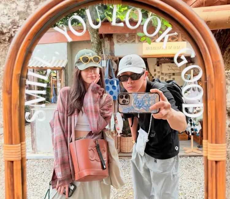 坤達在IG分享與柯佳嬿的自拍照祝福老婆生日快樂。翻攝自坤達IG