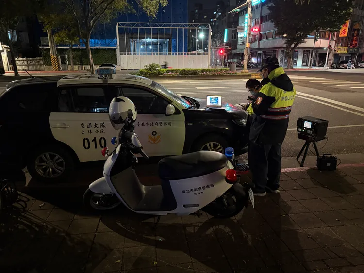 警方路邊架設雷達測速儀偵測超速示意圖。王宇德攝