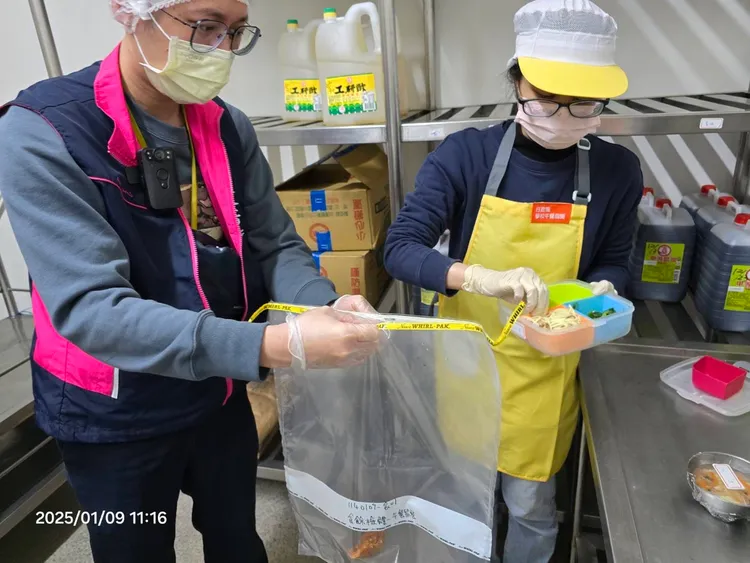 衛生局等單位接獲通報後，第一時間派員趕往學校進行採檢。翻攝照片