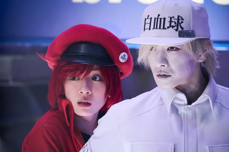 永野芽郁（左）對於打鬥戲時，佐藤健一直保護她感到很感動。天馬行空提供