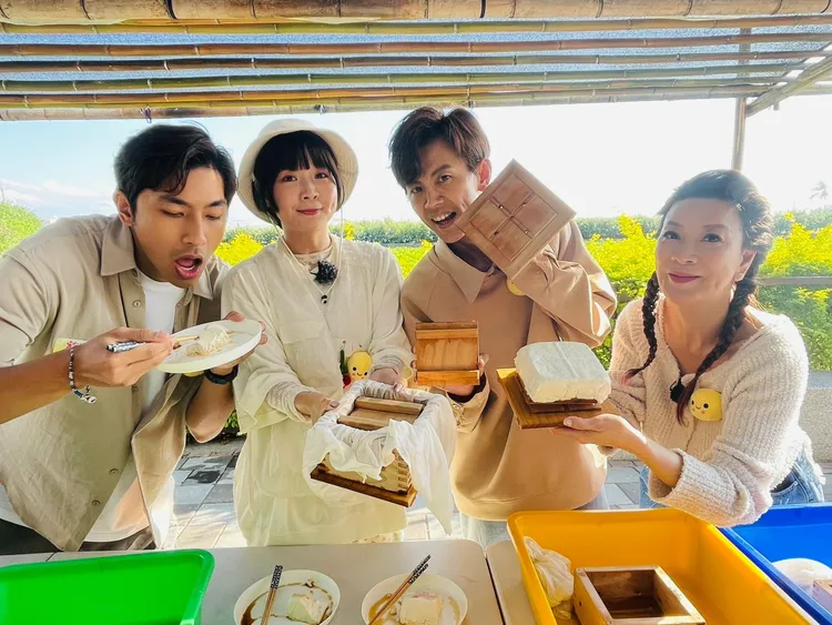 《綜藝新時代》阿翔、籃籃、楊繡惠和鄭楠鐘體驗黃豆職人工作。民視提供