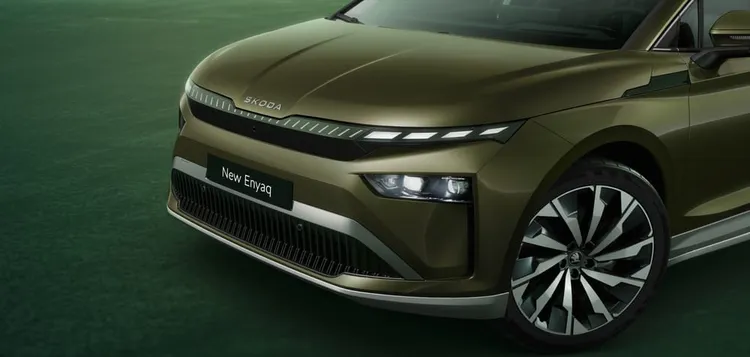 Enyaq和Enyaq Coupe小改款車頭擁有更加流線的發光格柵，以及搭載LED矩陣技術的新分體式頭燈設計。原廠照片