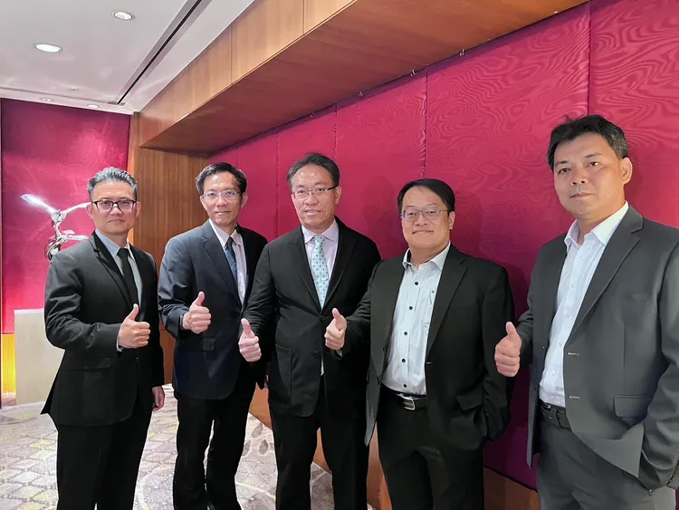 左三為上曜集團董事長張祐銘、右二為永捷總經理黃南豪、左二為世紀民生總經理張碩文、左一為斐成總經理曾鵬光、圖右一為信立總經理鄭毓棠。資料照片