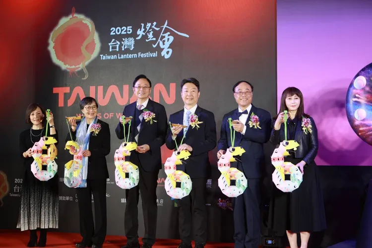 今（3日）正式發表2025台灣燈會主燈「無限樂園」與小提燈「蹓蹓蛇」。觀光署提供