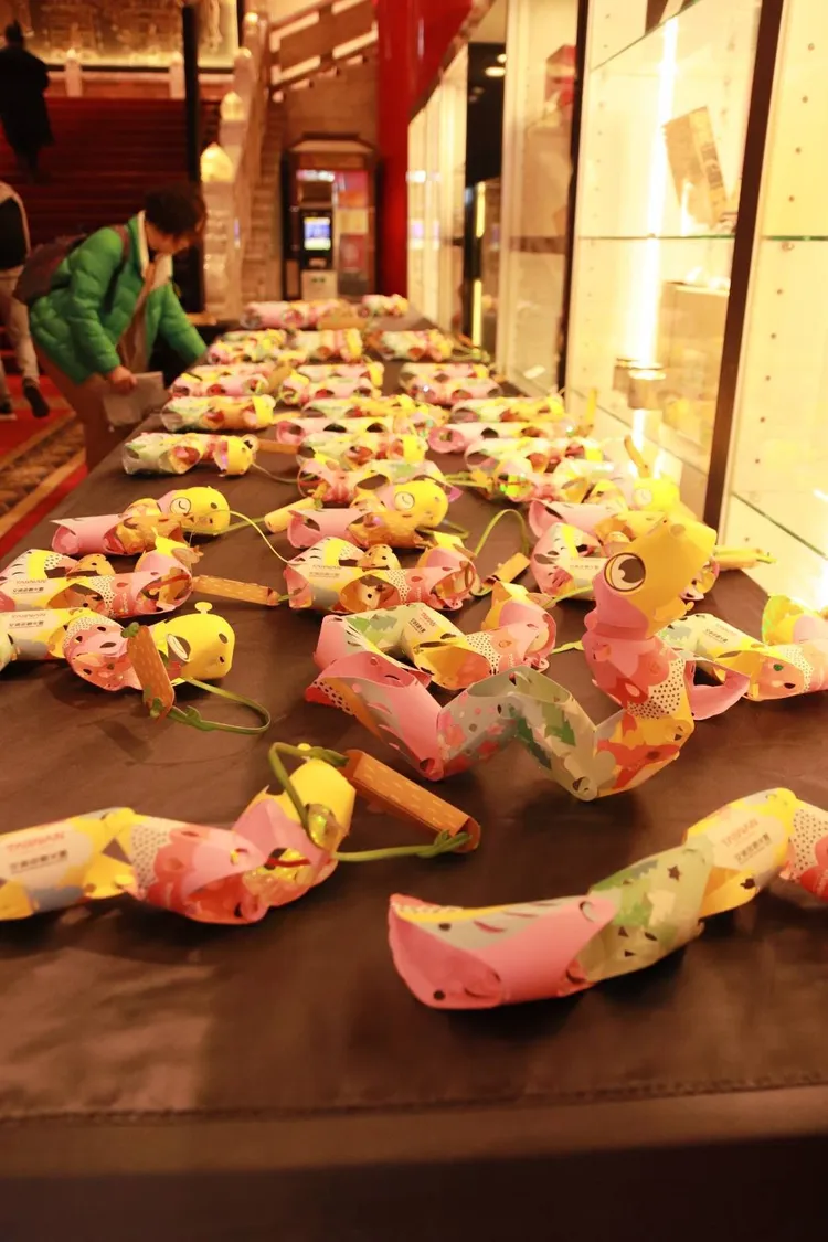 小提燈「蹓蹓蛇」蛇身由7段式可動結構組成，可依個人喜好組裝成0至9數字或各式不同造型。觀光署提供