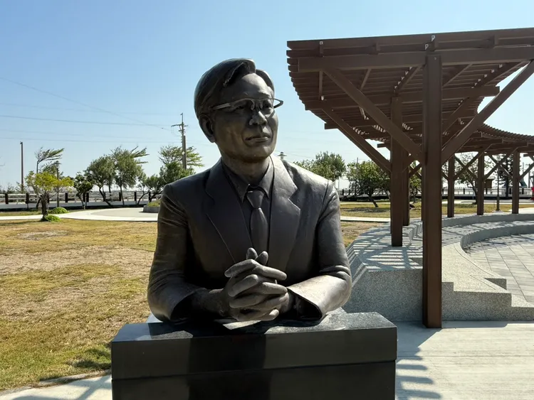 黃先柱雕像請來曾獲奇美藝術獎的雕刻師林宗龍打造，費用由黃的親友集資。