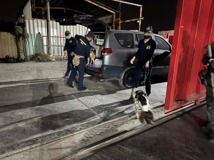專案小組帶著緝毒犬前往搜索。警方提供