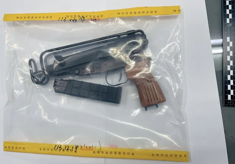 專案小組查獲捷克制蠍式衝鋒槍。警方提供