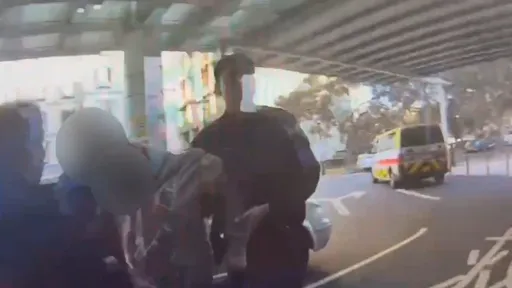 妻心臟病發!夫衝進派出所求救 警開道送醫搶回一命