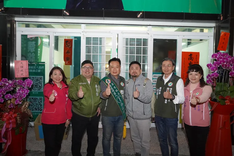 勞動部長洪申翰說，蔡銘軒提出敬老津貼、消費券加碼，發育兒津貼等政見都非常具體。蔡銘軒競總提供