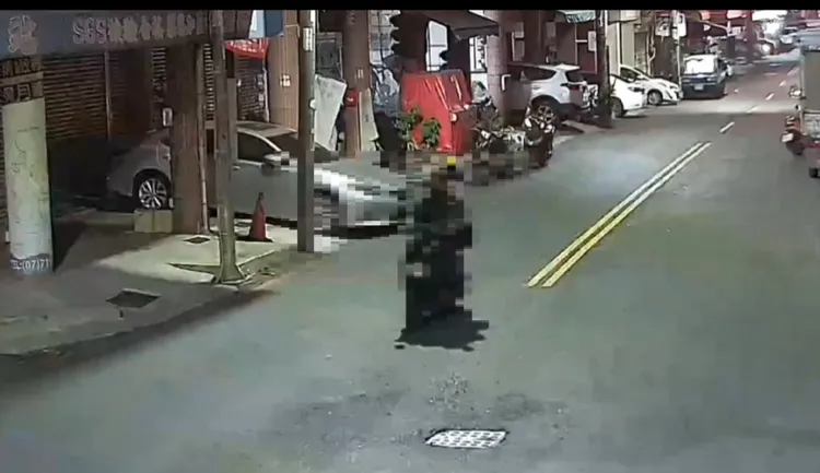 邱男作案後騎機車逃離現場。民眾提供