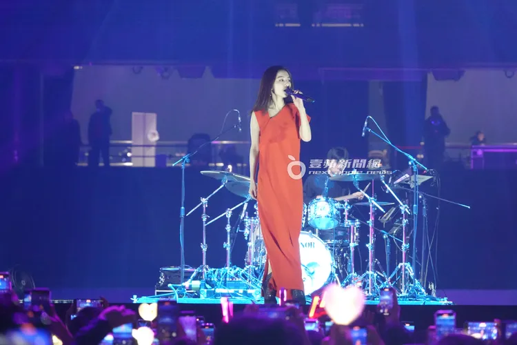 田馥甄身著一件連身紅裙在鴻海的尾牙壓軸演出，演出的歌單由公司的員工投票決定最想聽的歌。特勤中心攝