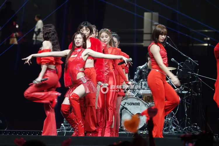 成立27年的表演團體「HOt SHOCk」在動力火車之後田馥甄之前演出，多次為鴻海尾牙炒熱氣氛。特勤中心攝