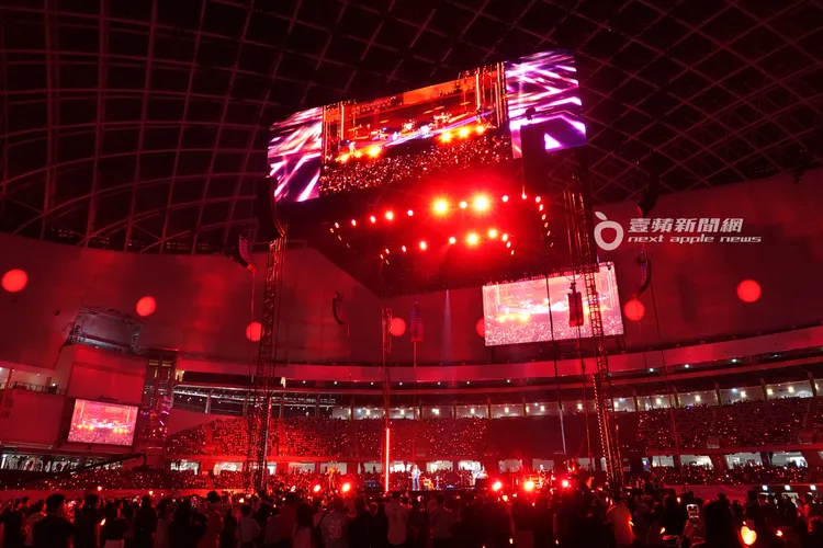 鴻海尾牙貼心的打造四面舞台，讓員工們無死角的享受表演團體帶來的演出。特勤中心攝