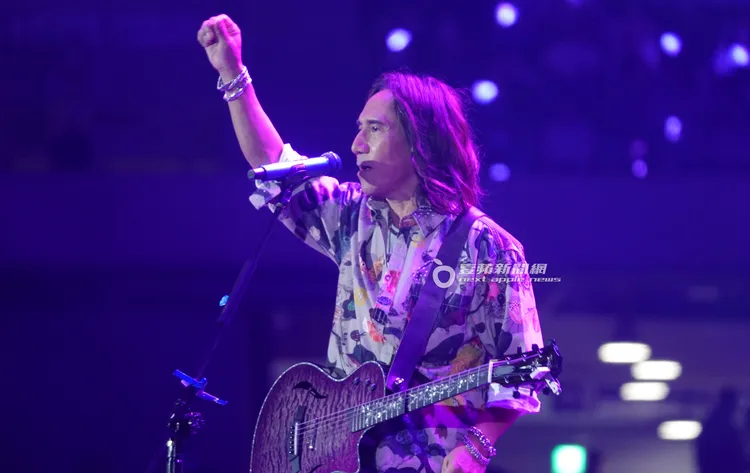 第一組表演團體動力火車為鴻海尾牙賣力開唱多首經典老歌，現場熱力四射。特勤中心攝