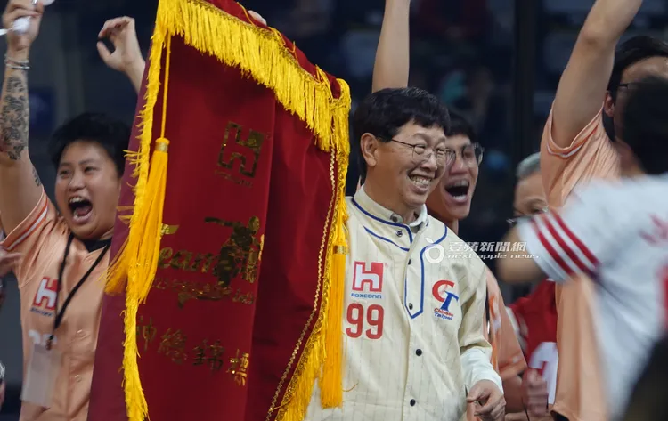 董事長劉揚偉抽完大獎一百萬十包後又加碼十包百萬大紅包令員工相當振奮。特勤中心攝