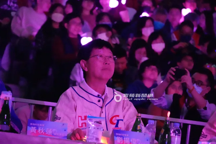 鴻海董事長劉揚偉在座位上享受表演團體帶來尾牙的演出。特勤中心攝