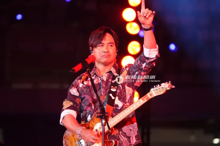 動力火車表示8首歌唱不夠，現場清唱演出第9首，讓現場員工嗨翻大巨蛋。特勤中心攝