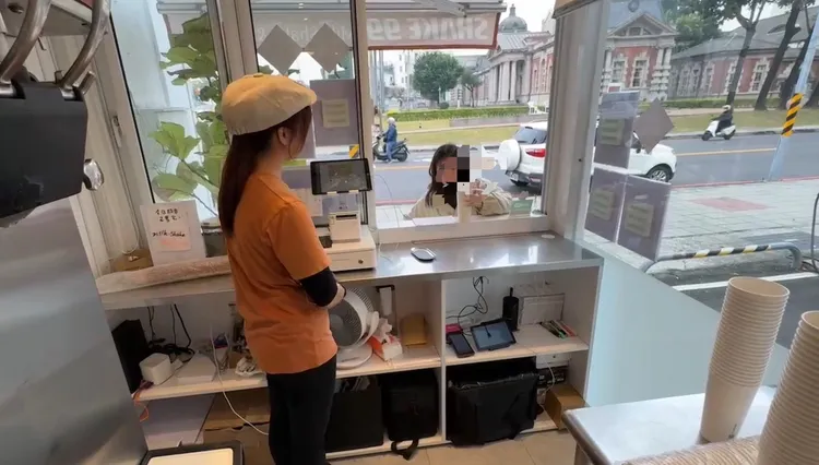 店家為「贖罪」請顧客免費喝飲料。民眾提供