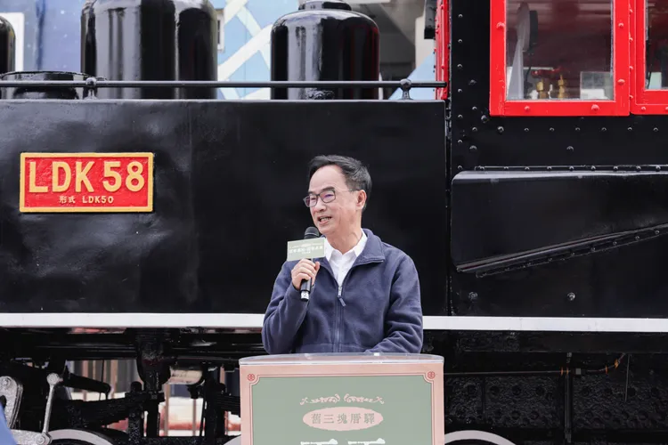 李昆澤說，三塊厝車站旁有棵百年老樹，是在地人共同的記憶。市府提供