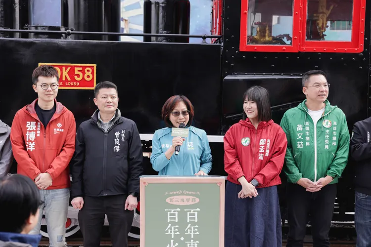 議長康裕成邀請過年到三鳳中街買年貨的市民順道來三塊厝站走走。市府提供