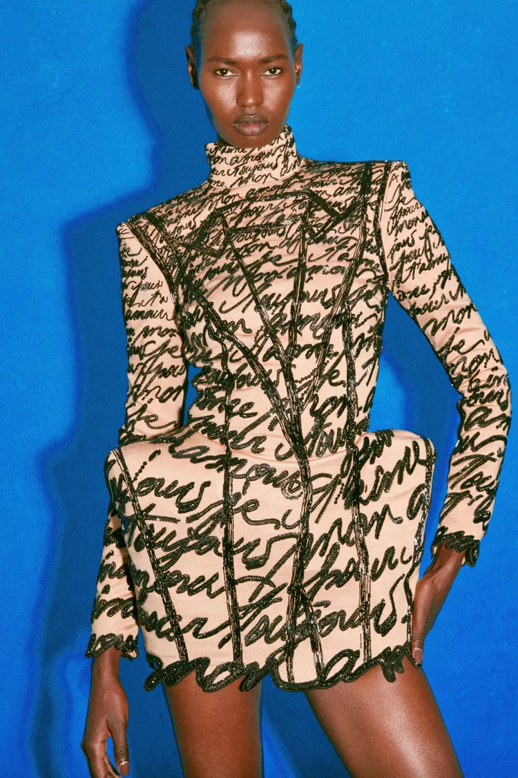 手寫筆跡化為獨特印花運用到洋裝之中。品牌提供