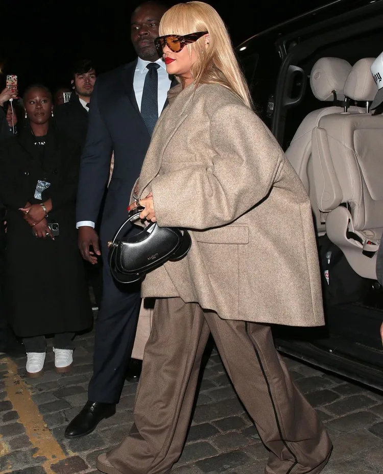 蕾哈娜搭配前衛感十足的Jolie Madame Bag。品牌提供