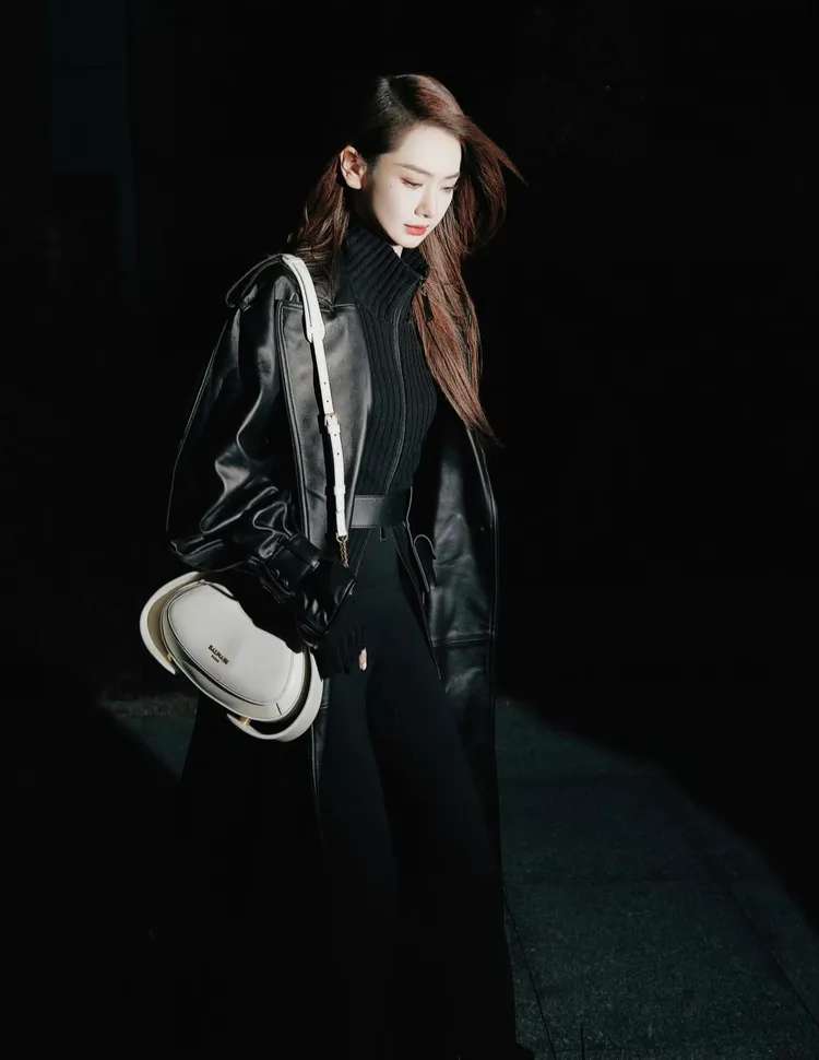 戚薇搭配結構感強烈的Jolie Madame Bag。品牌提供