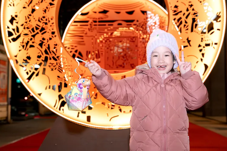 提燈將於2月9日、10日下午2時北市12行政區限量發送。北市觀傳局提供