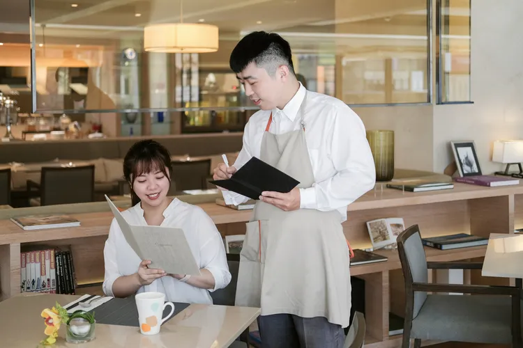 和逸飯店‧台北民生館/台北忠孝館1/24起旅客於2樓THE Lounge消費超過千元即可抽獎乙次，最大獎為價值1萬3千元住宿券。業者提供