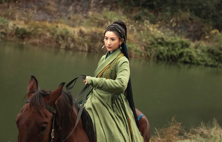 毛曉彤武打騎馬樣樣來。中視提供