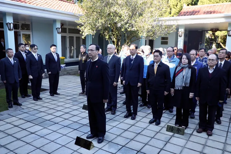 國民黨主席朱立倫赴桃園頭寮謁陵。國民黨提供