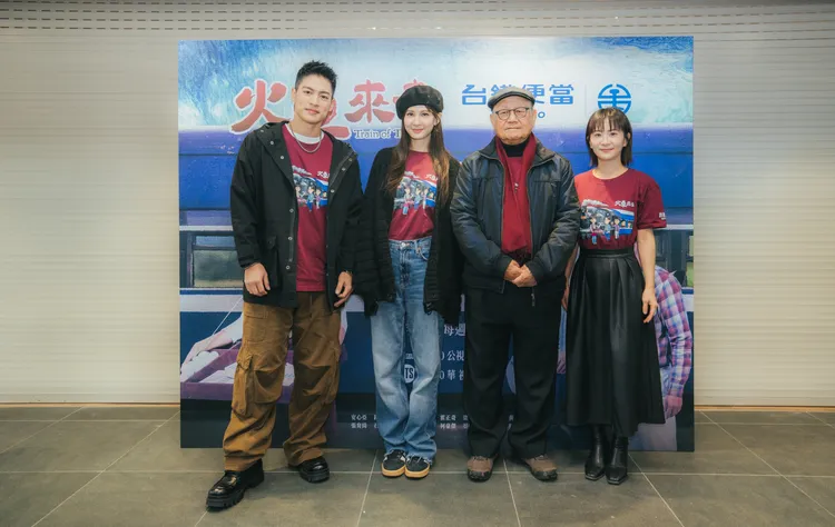 許孟哲（左起）、安心亞、李岳峰導演、張育綺出席限定款鐵路便當快閃活動。華視、公視台語台提供