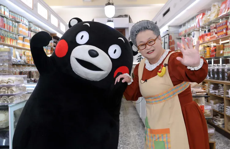 水果奶奶（右）和熊本熊開心合影。小公視提供