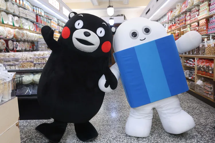 熊本熊（左）與皮擦在迪化街相見歡。小公視提供