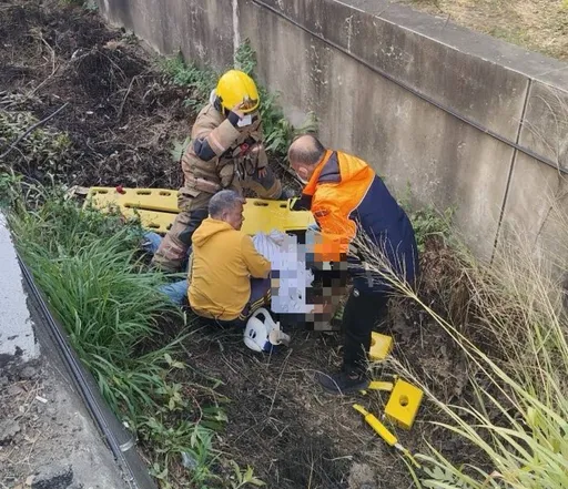 台南柳營機車猛撞右轉汽車 騎士噴飛跌落排水溝送醫不治
