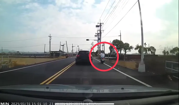 網友影片中，洪姓騎士從右側呼嘯而過，撞上右轉轎車。網友提供