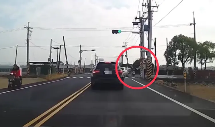 轎車從南165縣道右轉義士路一段，後方機車閃避不及撞上。網友提供