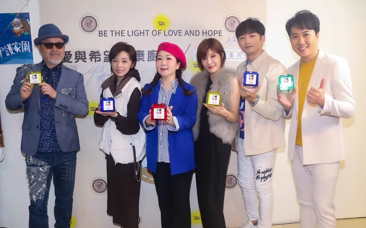 張秀卿（左3）攜手沈建豪（右起）葉諾帆、孟慶而、王瞳、班鐵翔齊聚做公益。圖／台灣愛與希望國際關懷協會提供