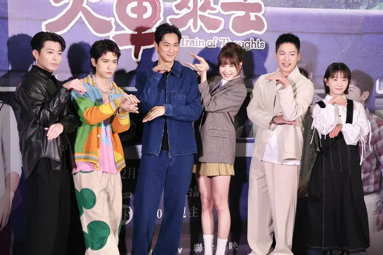 侯彥西（左起）、石知田、鍾承翰、安心亞、許孟哲、張育綺比出蛇的手勢合影。莊宗達攝