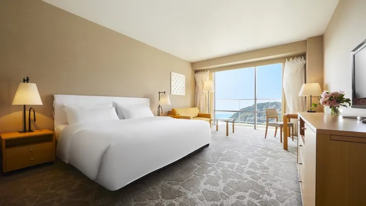 「淡路島日航飯店」寬敞舒適的客房內即可欣賞壯麗的海景，讓旅客在悠閒的氛圍中享受寧靜假期。業者提供