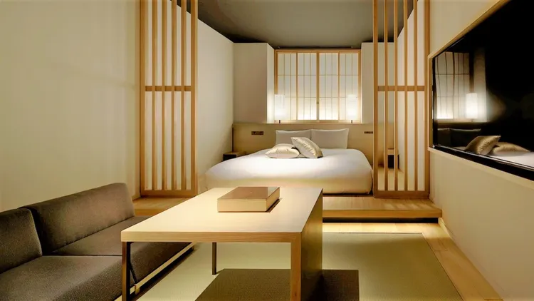 以傳統日式美學為靈感，結合現代設計的「京都甘樂飯店」，為旅客提供一處靜謐休憩之所。業者提供